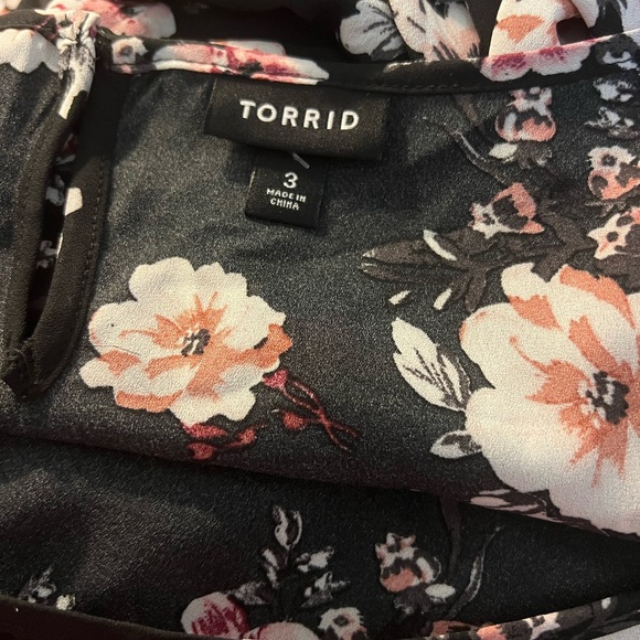 Torrid Floral Top Blouse Cherry Blossom Lightweight Short Sleeves Boho Size 3 - Picture 3 of 3